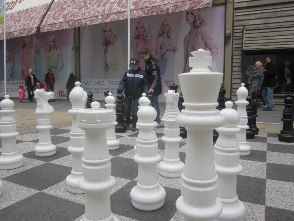 Mega Giga Schach Figuren (94 cm) aus hochwertigem, wetterbeständigem, UV-beständigem Kunststoff - Freiland Schach Figuren Gross