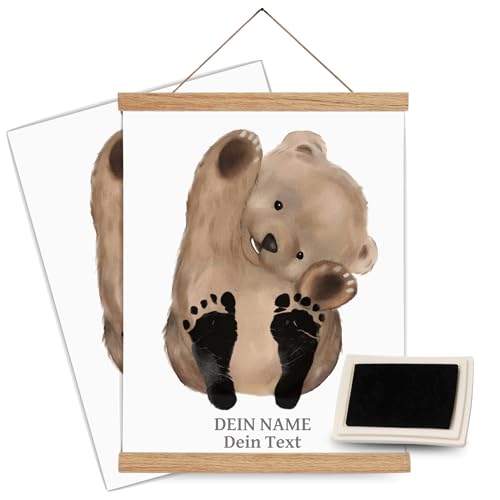 SMALL PAW Fußabdruck Baby Set - Baby Abdruckset für Babys - Baby Fussabruck Tiere Set inkl. Posterschiene aus Eiche und Stempelkissen - Baby Erinnerung (A4 (Neugeboren bis 6 Monate), Babu Bear)