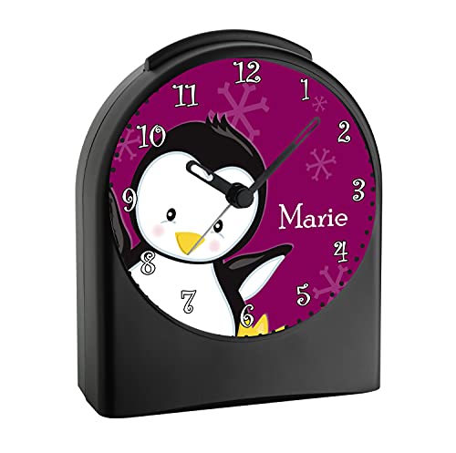 CreaDesign, WU-50-1121-09, Pinguin Farbe Brombeere, analog Kinderwecker schwarz, Funkwecker ohne Ticken, mit Licht, personalisiert mit Namen, 9,6 x 5,5 x 11,9 cm, 104 g