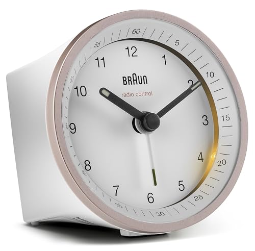 Klassischer analoger Funkwecker von Braun für die Mitteleuropäische Zeitzone (MEZ/GMT+1) mit Schlummerfunktion und Beleuchtung, ruhigem Uhrwerk, Crescendo-Alarm in Weiß und Rose, Modell BC07PW-DCF