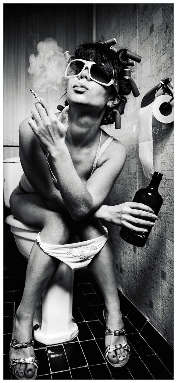 Wallario Selbstklebende Türtapete Kloparty - Sexy Frau auf Toilette mit Zigarette und Schnaps - Türposter 93 x 205 cm Abwischbar, rückstandsfrei zu entfernen