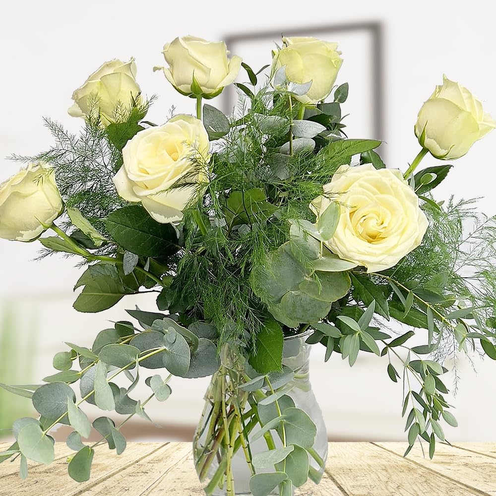Weißer Blumenstrauß mit 7 weißen Rosen und Eukalyptus Zweigen - Inklusive Grußkarte