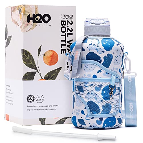 H2O Capsule 2.2 l halbe Liter Wasserflasche mit Aufbewahrungshülle und abnehmbarem Strohhalm – BPA-frei, großer, 2.2 Liter, blaue Collage