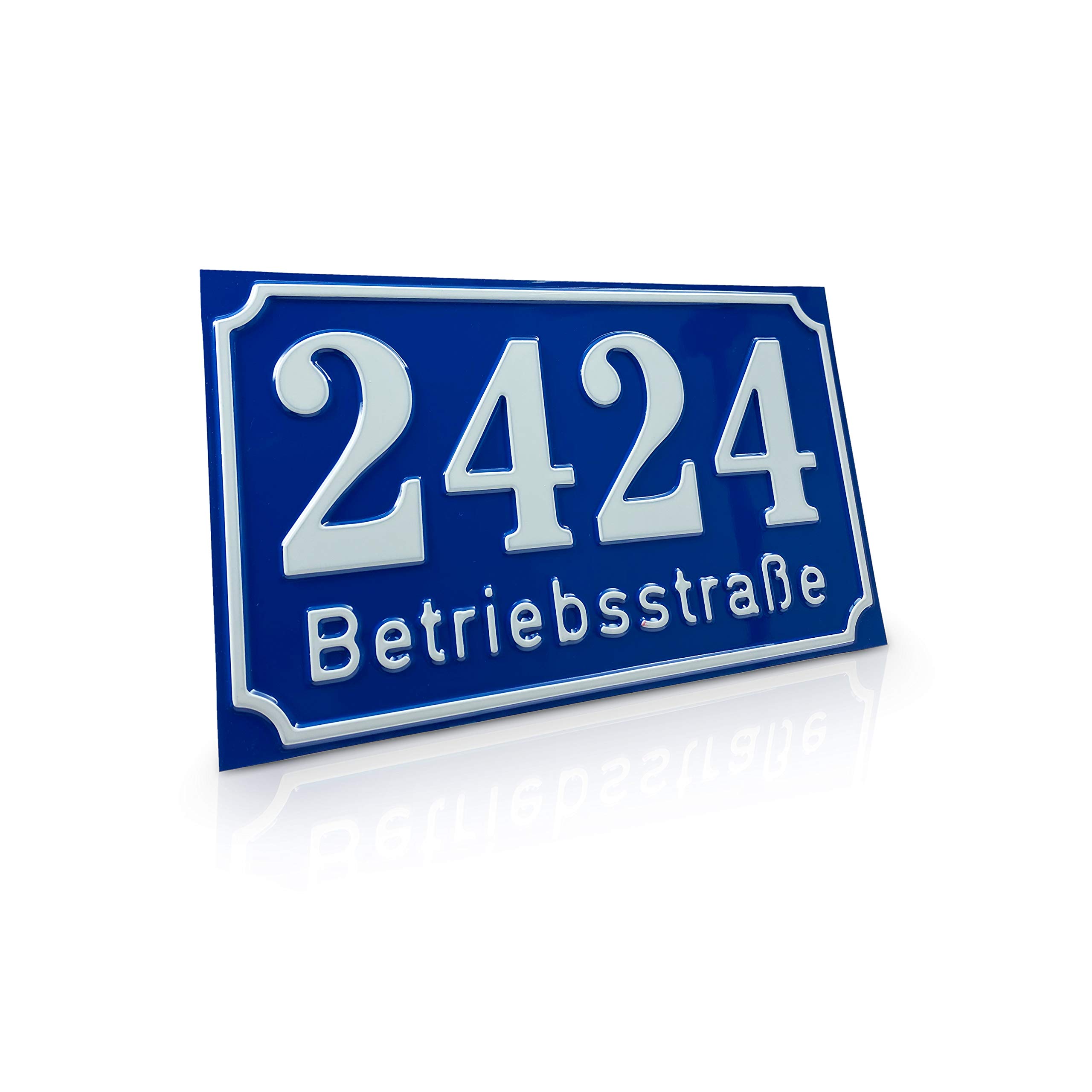 Betriebsausstattung24® Nostalgisches Straßenschild mit Wunschtext | Wegschild o. Hausnummer | geprägtes Aluminiumschild mit Antiqua-Rand (25,0 x 20,0 cm, Blau mit weißer Schrift)