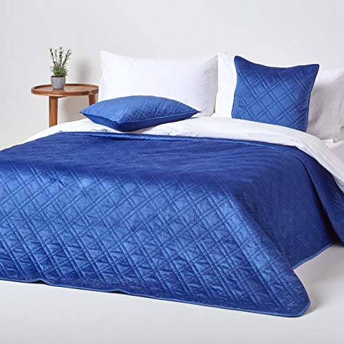 Homescapes Gesteppte Samt-Tagesdecke, blau, klassischer Bettüberwurf mit geometrischem Muster, Diamantmuster, 250 x 260 cm