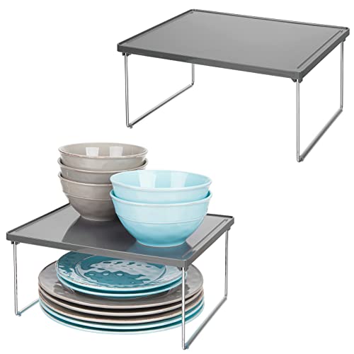 mDesign 2er-Set Tellerregal für die Küche – praktische Geschirrablage aus Kunststoff und Metall für mehr Abstellfläche – Rutschfester Schrankeinsatz zum Stapeln – schiefergrau/silberfarben