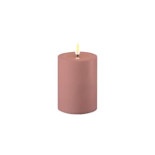 LED Kerze Deluxe Homeart, Outdoor LED Kerze mit realistischer Flamme auf einem Wachsspiegel, warmweißes Licht, Hitzebeständig für den Aussenbereich– (Staubiges Rosa)