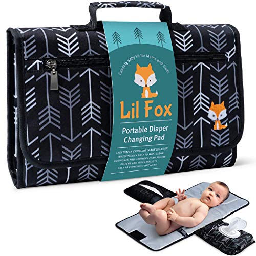 Lil Fox Baby-Wickelunterlage für Wickeltasche oder Wickeltischunterlage, Einhand-Wickelunterlage, Baby-Dusch-Geschenke, Neugeborenen-Zubehör, Unisex (grauer Pfeil)