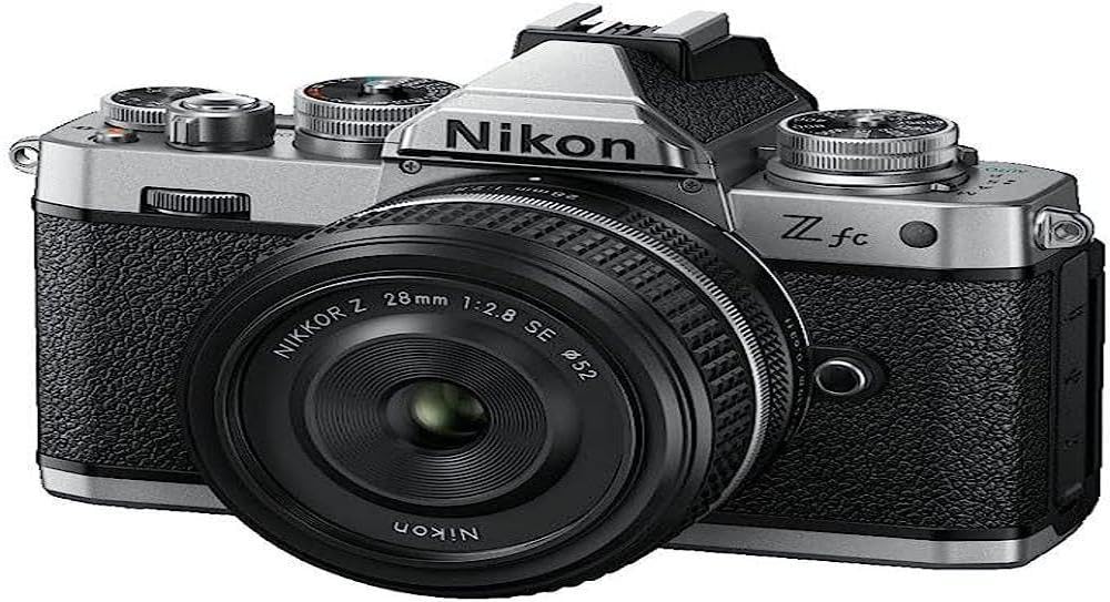 Nikon Z fc KIT Z 28 1:2.8 SPEZ. Edition (20.9 MP, OLED-Sucher mit 2.36 Millionen Bildpunkten, 11 Bilder pro Sekunde, Hybrid AF mit Fokus-Assistent, ISO 100-51.200, 4K UHD-Video) Silber/Schwarz