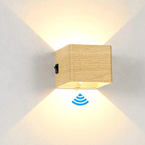 ACMHNC Holzfarbe Innen Wandlampe mit Bewegungsmelder USB Aufladbare LED Akku Wandleuchte Batteriebetrieben mit Schalter, 2000mAh 5W Warmweiß Up und Down Treppelampe Magnetische Kabellos Flurlampe