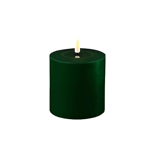 LED Kerze Deluxe Homeart, Indoor LED-Kerze mit realistischer Flamme auf einem Echtwachsspiegel, warmweißes Licht -Dunkel Grün 10 x 10 cm