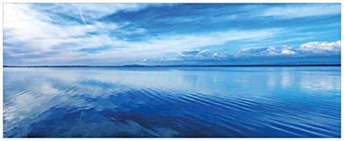 Wallario Glasbild Blaue Meeresbucht in Italien mit Spiegelung im Wasser - 32 x 80 cm Wandbilder Glas in Premium-Qualität: Brillante Farben, freischwebende Optik