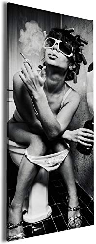Wallario XXL Leinwandbild Kloparty - Sexy Frau auf Toilette mit Zigarette und Schnaps - 60 x 150 cm Brillante lichtechte Farben, hochauflösend, verzugsfrei