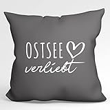 HUURAA! Kissen Ostsee verliebt Deko Kopfkissen mit Füllung Steel Grey mit Namen deinem lieblings Meer Geschenkidee für Freunde und Familie