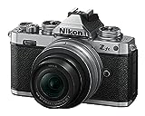 Nikon Z fc KIT Z DX 16-50 mm 1:3.5-6.3 VR Silver Edition (20.9 MP, OLED-Sucher mit 2.36 Millionen Bildpunkten, 11 Bilder pro Sekunde, Hybrid AF mit Fokus-Assistent, ISO 100-51.200, 4K UHD-Video)