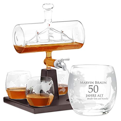 Murrano Whisky Karaffe mit Gravur - Schiff mit Edelstahl-Wasserhahn, 1000 ml - 4er Whiskygläser Set - Whisky Dekanter - Jahre alt