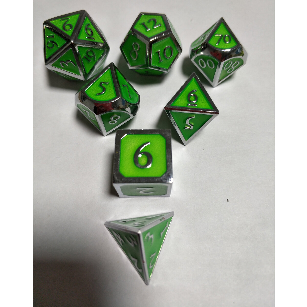 7Pcs geprägte Heavy Metal Polyhedral Würfel DND RPG MTG Rollenspiel mit Aufbewahrungstasche