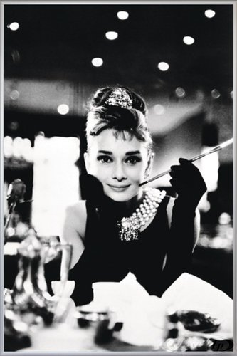 Close Up Audrey Hepburn Poster (93x62 cm) gerahmt in: Rahmen Silber matt