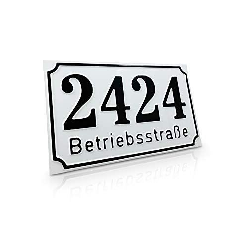 Betriebsausstattung24® Straßenschild mit Wunschtext | Wegschild o. Hausnummer | geprägtes Aluminiumschild mit Antiqua-Rand (25,0 x 20,0 cm, Weiß mit schwarzer Schrift)