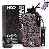 H2O Capsule 2.2L Half Gallon Wasserflasche mit Aufbewahrungstasche und Deckel mit Strohhalm – BPA-frei, großer wiederverwendbarer Getränkebehälter mit Griff – großer Sportkrug
