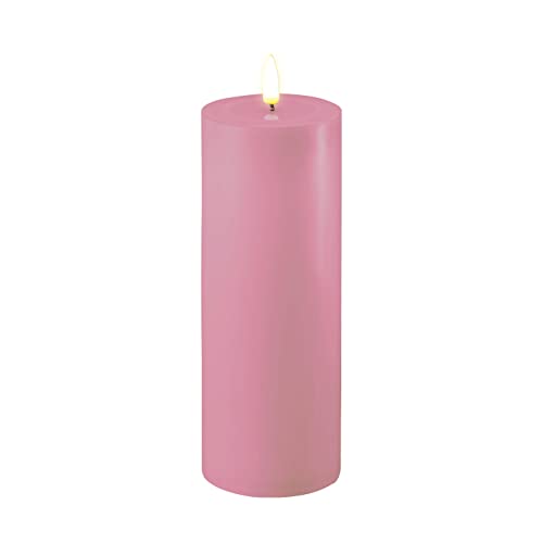 ReWu LED Kerze Deluxe Homeart, Indoor LED-Kerze mit realistischer Flamme auf einem Echtwachsspiegel, warmweißes Licht - Lavendel 7,5 x 20 cm