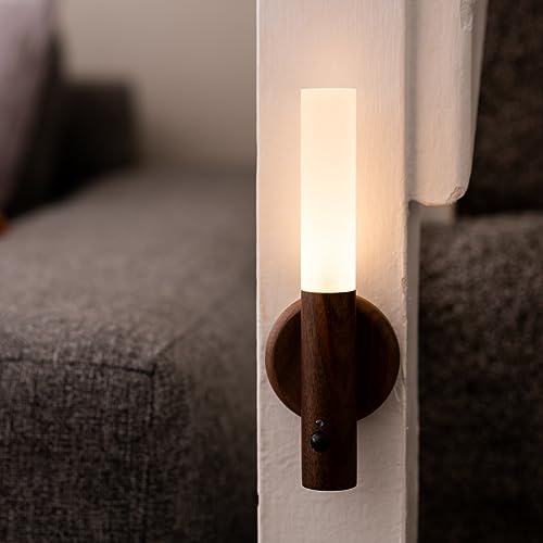 Auraglow Akku LED Stab Wandlampe aus Walnussholz mit PIR Bewegungsmelder - Innen Wandleuchte ohne Stromanschluss, Tragbar & Kabellos, Aufladbare Wandlampe, Akku Wandleuchte für Flur, Treppen usw.