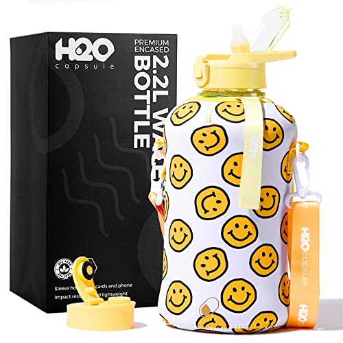 H2O Capsule 2.2 l halbe Liter Wasserflasche mit Aufbewahrungshülse und abgedecktem Strohhalmdeckel,BPA-frei,Big Sports Jug, 2.2 Liter (8 oz) Happy Day