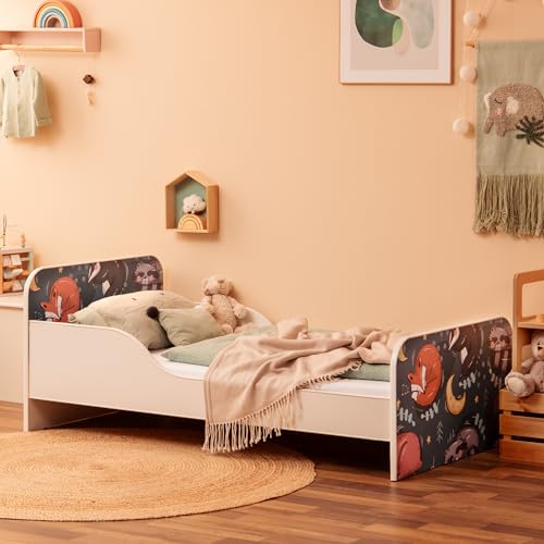 Alcube® Kinder Bett Noah 80x160 cm - Waldmotiv - Rausfallschutz Kinderbett mit Lattenrost + Matratze – EIN Nest der Träume, Liebevoll gefertigt in Europa - Kinderzimmer Bett für Jungen und Mädchen