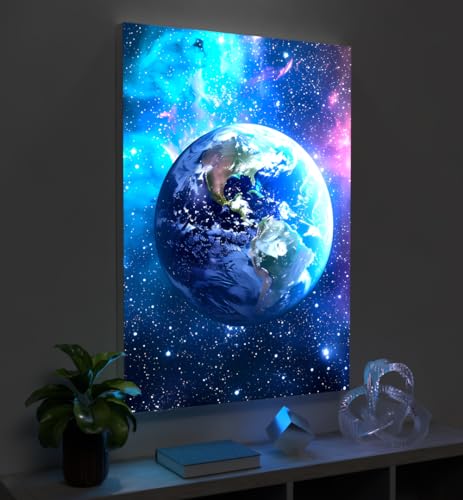 MyMaxxi - Pixlip Poster Erde und Galaxie Wandbild Design Wand Dekoration, Fotografik Mehrfarbig Leuchtrahmen - Erde, 84x120 cm, Rahmen: Leuchtrahmen inkl. Druck
