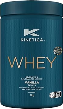 Kinetica Protein Pulver Vanille 1kg, Whey Protein, 23g Protein pro Portion, 33 Portionen inkl. Messbecher, Eiweißpulver, Whey Protein Pulver aus EU Weidehaltung, Super Löslichkeit u. reiner Geschmack