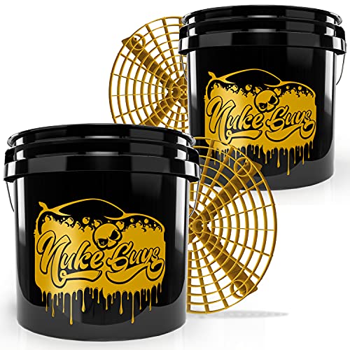 Nuke Guys Golden Bucket, Fallout - Used Look Edition - 2X GritGuard Wascheimer 13 Liter und 2X GritGuard Eiimereinsatz in Gold - Autowascheimer mit Schmutzsieb für die schonende Autowäsche