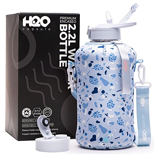 H2O Capsule 2,2 Liter Wasserflasche mit Aufbewahrungshülse und Strohhalmdeckel, BPA-freie große Wasserflasche / 2,2 l (2,2 Liter), große Sportflasche mit Griff (Blaue Kieselsteine)