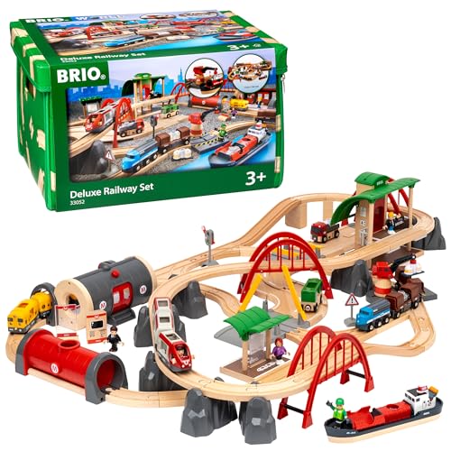 BRIO World 33052 Straßen und Schienen Bahn Set Deluxe - Schienenset für die BRIO Eisenbahn mit Spielmatte - Kleinkindspielzeug empfohlen ab 3 Jahren