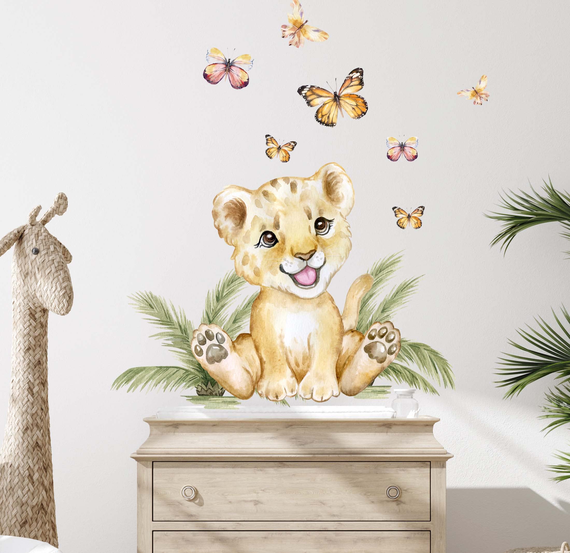WANDKIND Löwe & Schmetterlinge V357 Wandtattoo Kinderzimmer | handgezeichnet | AUFKLEBER Kindergarten | Wandsticker Babyzimmer Leo mit Sterne Löwen Schmetterling Safari (100 x 100 cm)