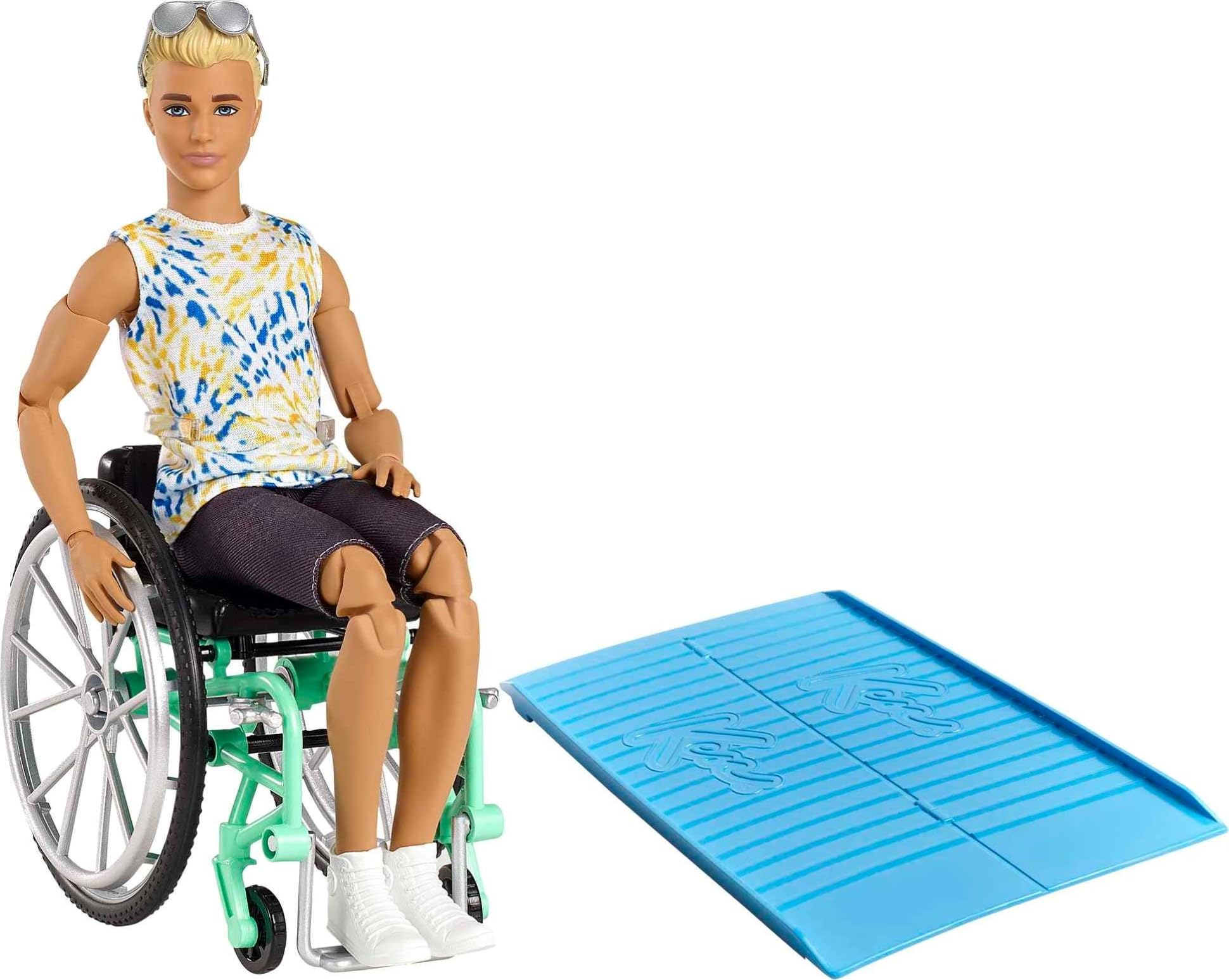 Barbie GWX93 - Ken Puppe mit Rollstuhl und Rampe, bekleidet mit einem Batik-Shirt, schwarzen Shorts, weißen Sneakern und Sonnenbrille, Spielzeug für Kinder von 3 bis 8 Jahren