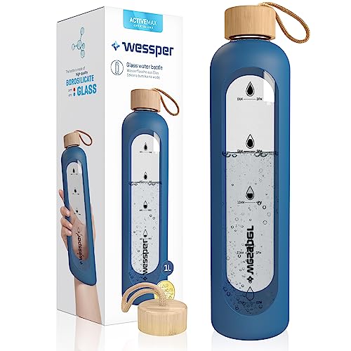 WESSPER Title Trinkmotivation Borosilikat Glasflasche mit Zeitmarkierungen 1L, Luftdichte Trinkflasche Glas Bambus Deckel 1 Liter Wiederverwendbar Silikonhülle- Blau