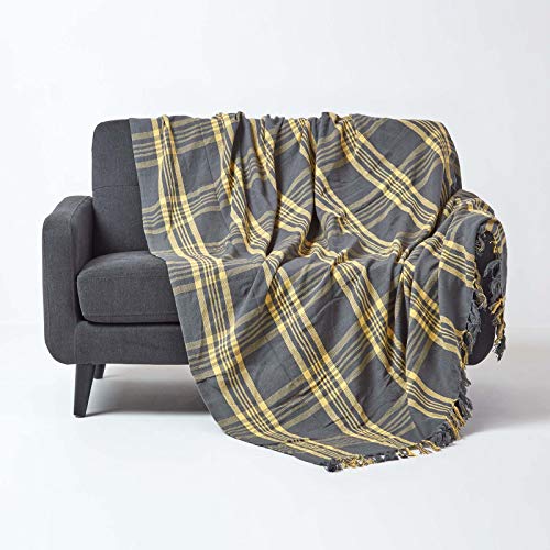 Homescapes große Tagesdecke mit Tartan-Muster, Sofa-Überwurf 225 x 255 cm mit Fransen, weiche Wohndecke aus 100% Baumwolle, Schottenmuster, gelb-grau kariert