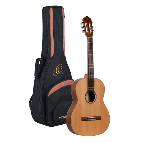 Ortega R122SN Zedern-/Mahagoniholz Konzertgitarre mit schmalem Hals (natur satiniert, Luxus Gigbag)