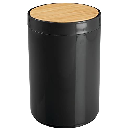 mDesign praktischer Mülleimer Küche – moderner Abfalleimer aus Bambus und Kunststoff für Bad, Büro und Küche mit 5l Fassungsvermögen – stabiler Papierkorb mit Deckel – schwarz und bambusfarben