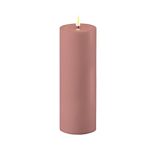 LED Kerze Deluxe Homeart, Outdoor LED Kerze mit realistischer Flamme auf einem Wachsspiegel, warmweißes Licht, Hitzebeständig für den Aussenbereich– (Staubiges Rosa)