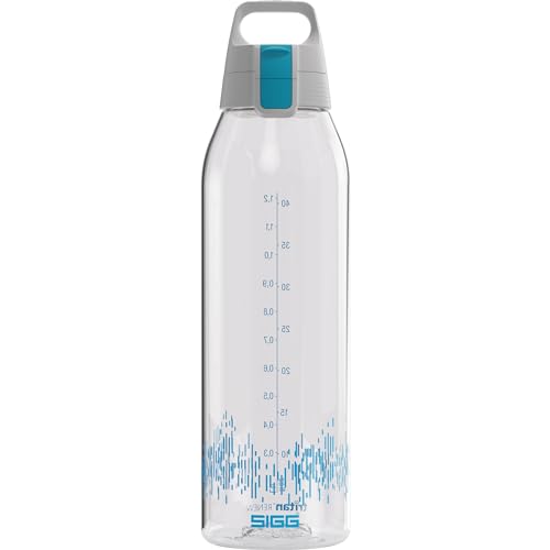 SIGG - Tritan Renew Trinkflasche - Total Clear ONE MyPlanet Aqua - Für Kohlensäurenhaltigen Getränke Geeignet - Spülmaschinenfest - Fruchtsieb - Auslaufsicher - BPA-frei - Hellblau - 1,5L