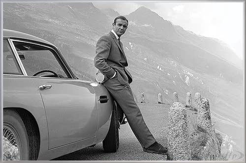 James Bond Poster Sean Connery & Aston Martin (62x93 cm) gerahmt in: Rahmen Silber matt