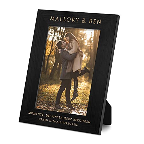 Maverton Fotorahmen mit Aufdruck - aus Naturholz - personalisiert - mit Fuß und Anhänger - individueller Aufdruck - Geschenk für Paare - Hochzeitsgeschenk -27,5 x 21,5 cm - Momente