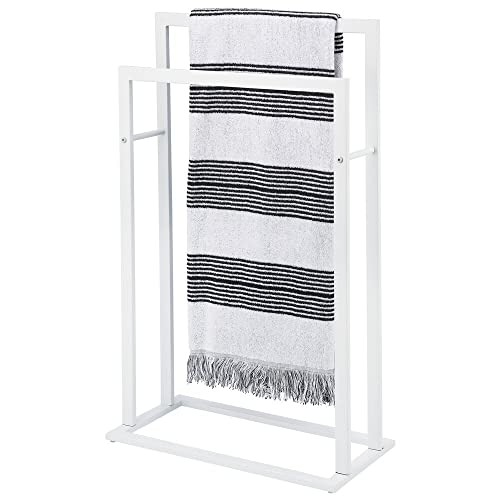 mDesign freistehender Handtuchhalter für das Badezimmer – 2-stufiger Handtuchständer aus Metall – moderner Badetuchhalter für Dusch-, Handtücher und Waschlappen – mattweiß