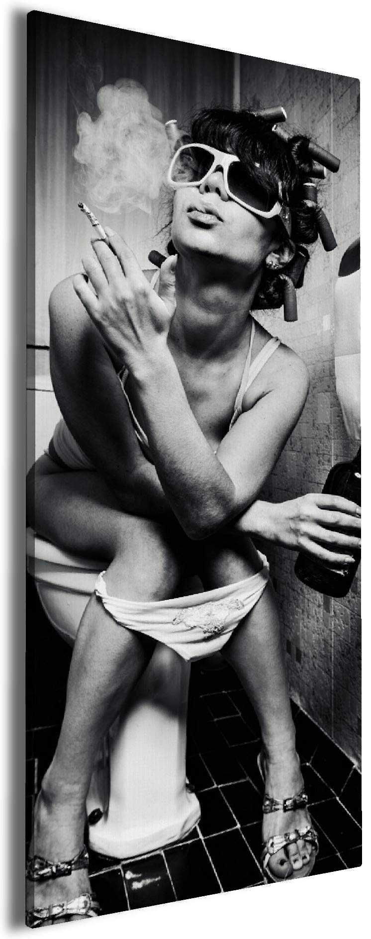 Wallario XXL Leinwandbild Kloparty - Sexy Frau auf Toilette mit Zigarette und Schnaps - Wandbild 60 x 150 cm Brillante lichtechte Farben, hochauflösend, verzugsfrei, Kunstdruck