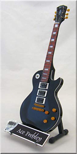 ACE FREHLEY Miniatur Gitarre KISS (schwarz) mit Plektrum