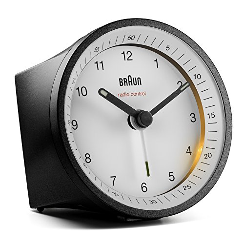 Klassischer analoger Funkwecker von Braun für die Mitteleuropäische Zeitzone (MEZ/GMT+1) mit Schlummerfunktion und Beleuchtung, ruhigem Uhrwerk, Crescendo-Alarm in Schwarz und Weiß, Modell BC07BW-DCF