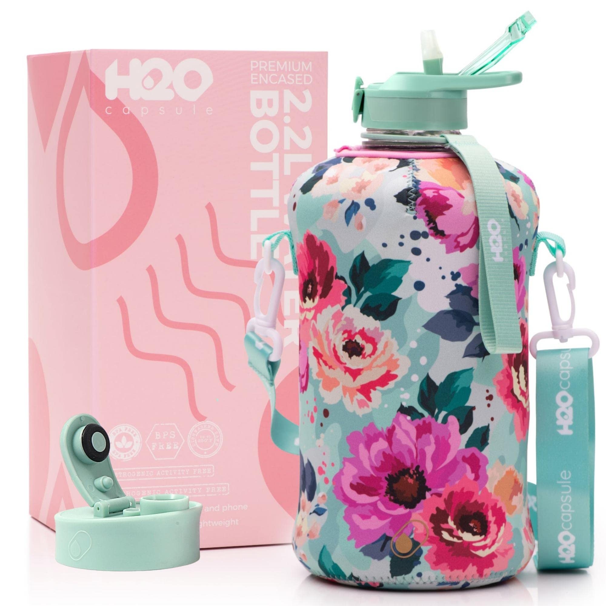 H2O Capsule 2.2 l Wasserflasche mit Aufbewahrungstasche und abgedecktem Strohhalm-Deckel – BPA-freier, wiederverwendbarer Getränkebehälter mit Griff – großer Sportkrug, 2.2 l (7.5 oz) Floral Bloom