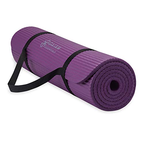Gaiam Essentials, dicke Yogamatte, Fitness- und Trainingsmatte mit leicht zu verwendendem Yogamatten-Tragegurt, 183 cm L x 61 cm B x 1 cm dick, Lila