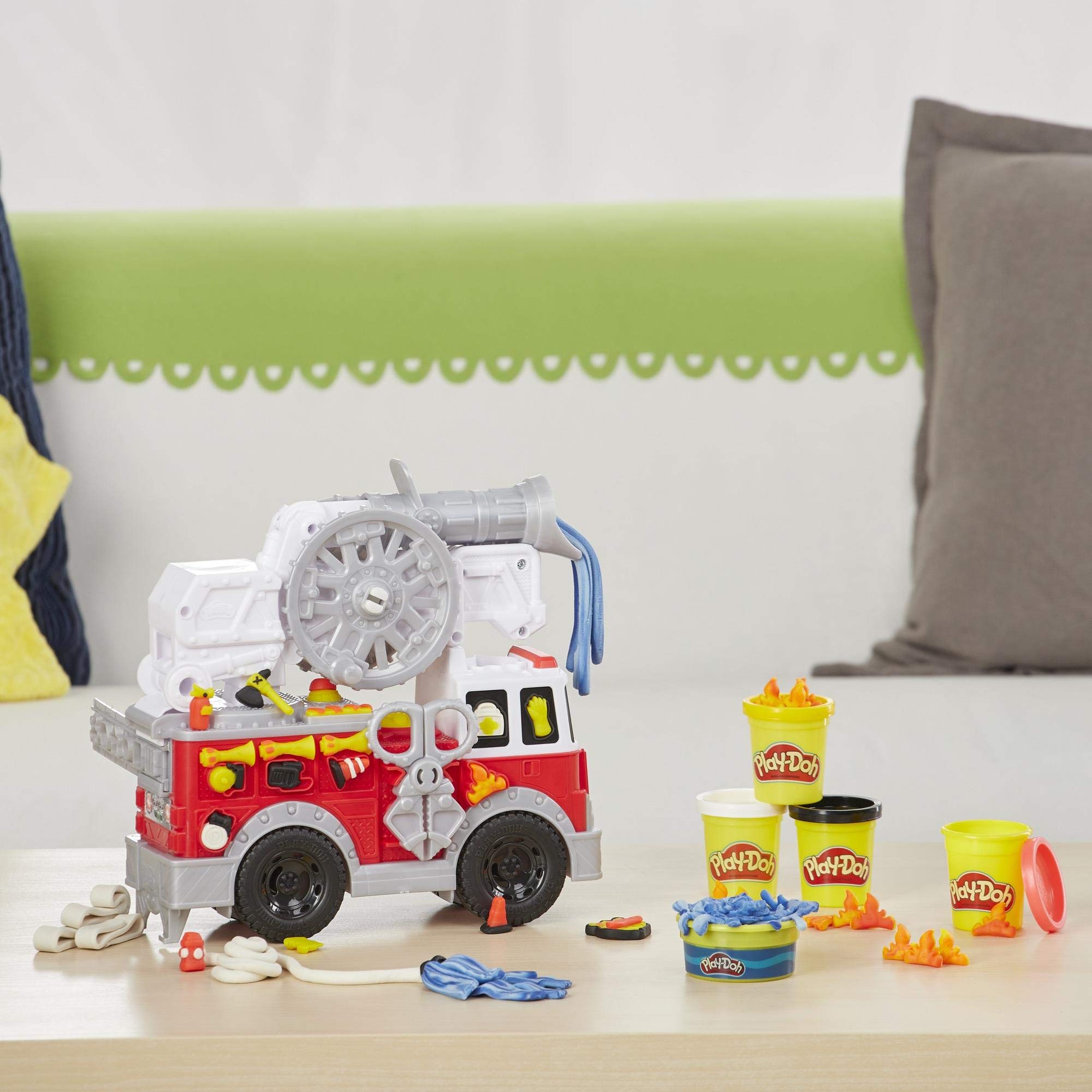Play-Doh E6103EU5 Wheels Feuerwehrauto Spielzeug mit 5 Dosen einschließlich Wasserknete, für fantasievolles und kreatives Spielen